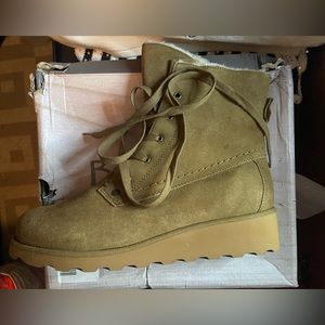 New never Worn Bearpaw Krista Boot size 10
